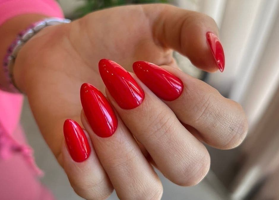 Ongles élégants en rouge vif chez Voss Beauty Studio - Beauty Salon de Russe, Casablanca, Casablanca-settat, MA.
