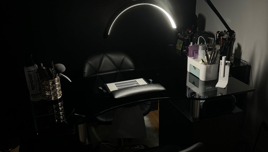 Coin beauté moderne à Studio Nipawan, Montréal, Québec, CA, avec outils de beauté et éclairage élégant.