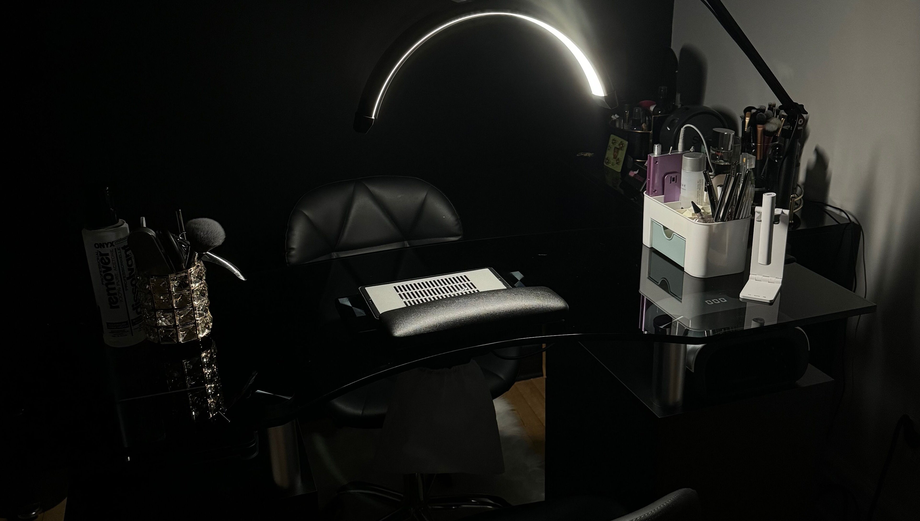 Coin beauté moderne à Studio Nipawan, Montréal, Québec, CA, avec outils de beauté et éclairage élégant.