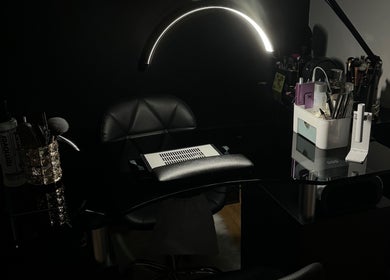 Coin beauté moderne à Studio Nipawan, Montréal, Québec, CA, avec outils de beauté et éclairage élégant.
