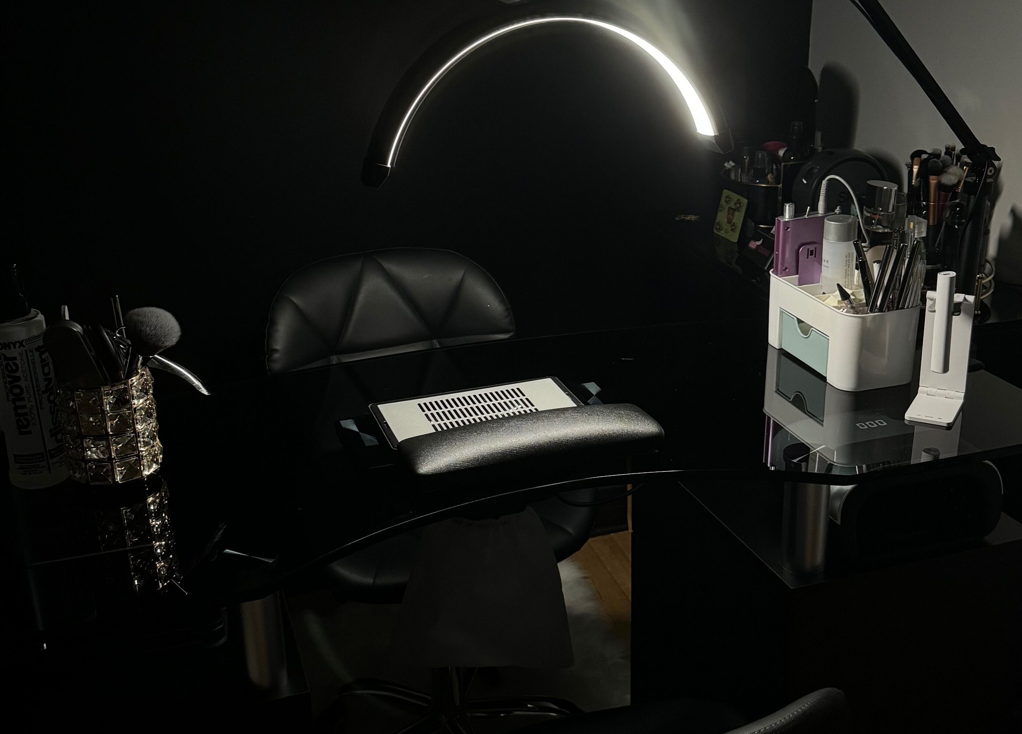 Coin beauté moderne à Studio Nipawan, Montréal, Québec, CA, avec outils de beauté et éclairage élégant.