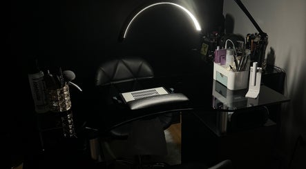 Coin beauté moderne à Studio Nipawan, Montréal, Québec, CA, avec outils de beauté et éclairage élégant.