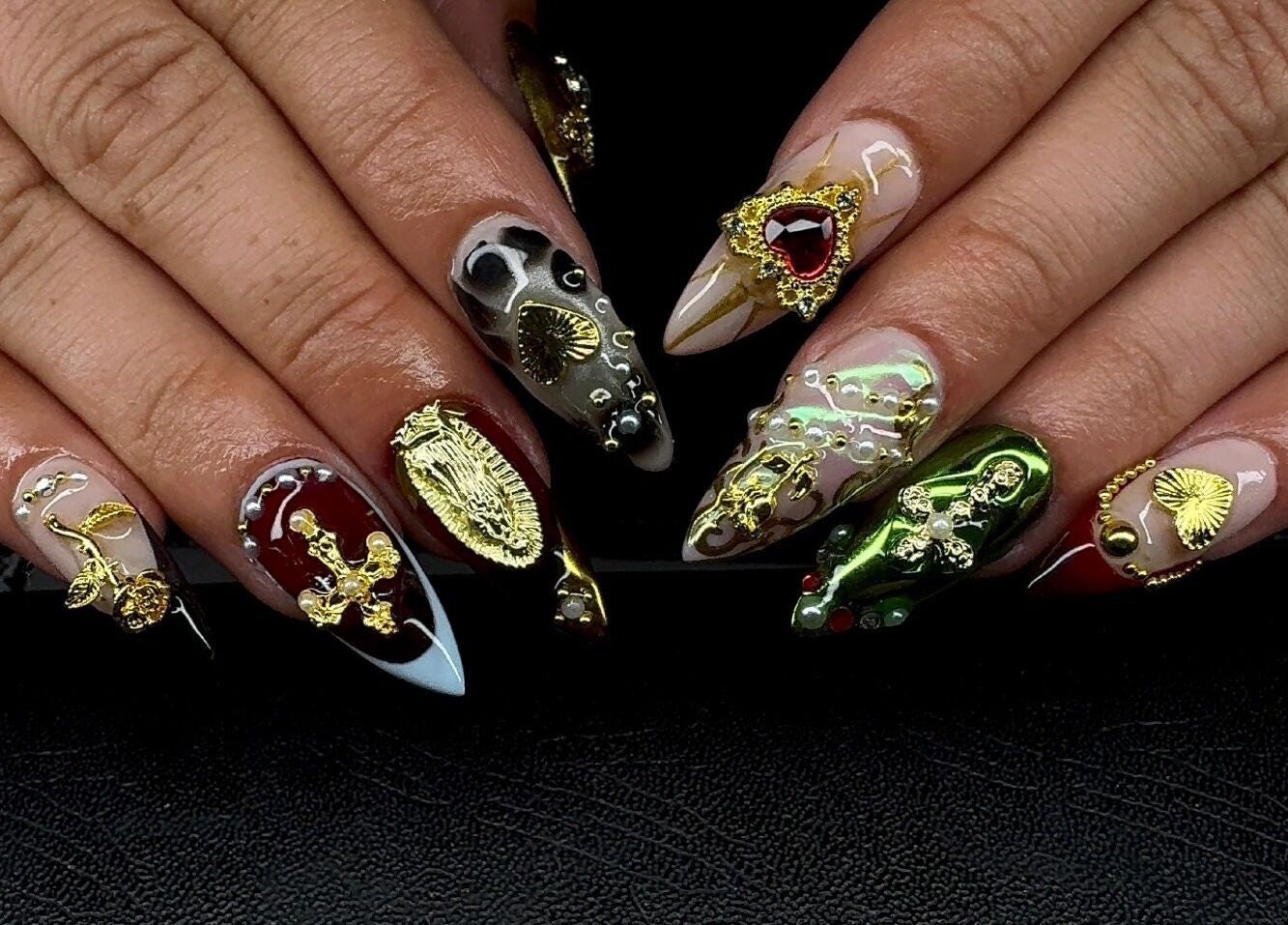 Ongles artistiques ornés d'or chez Studio Nipawan, Montréal, Québec, CA.