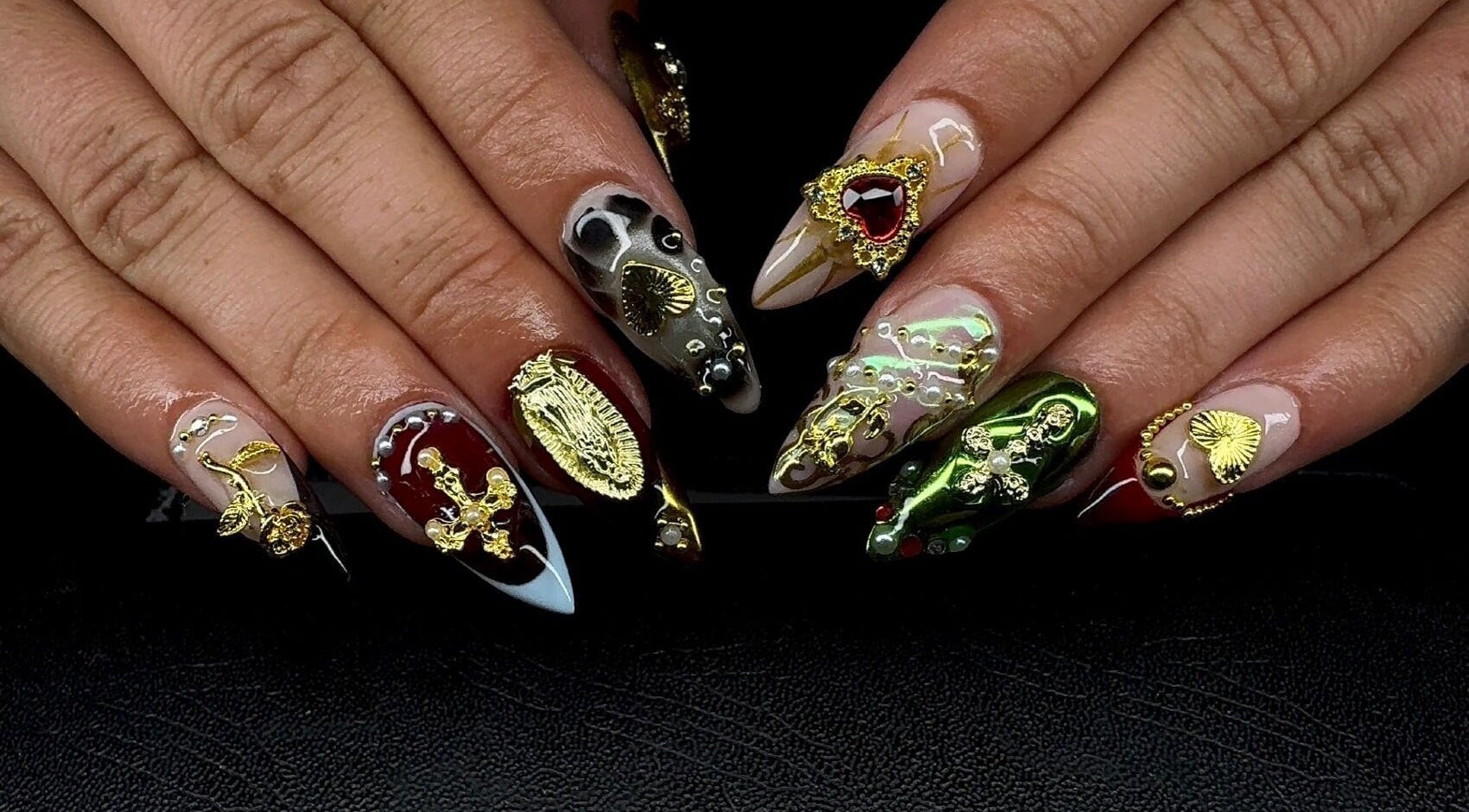 Ongles artistiques ornés d'or chez Studio Nipawan, Montréal, Québec, CA.