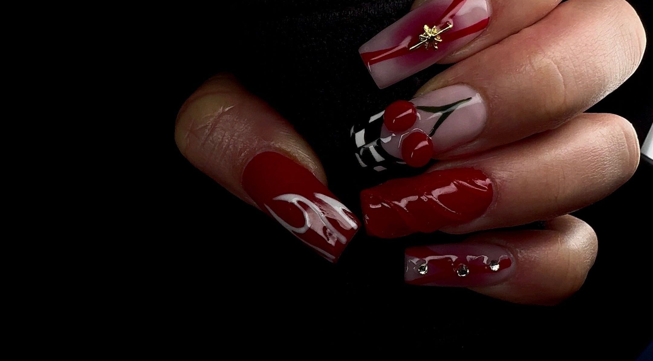 Nail art créatif et audacieux à Studio Nipawan, Montréal, Québec, CA. Design rouge avec motifs cerise.