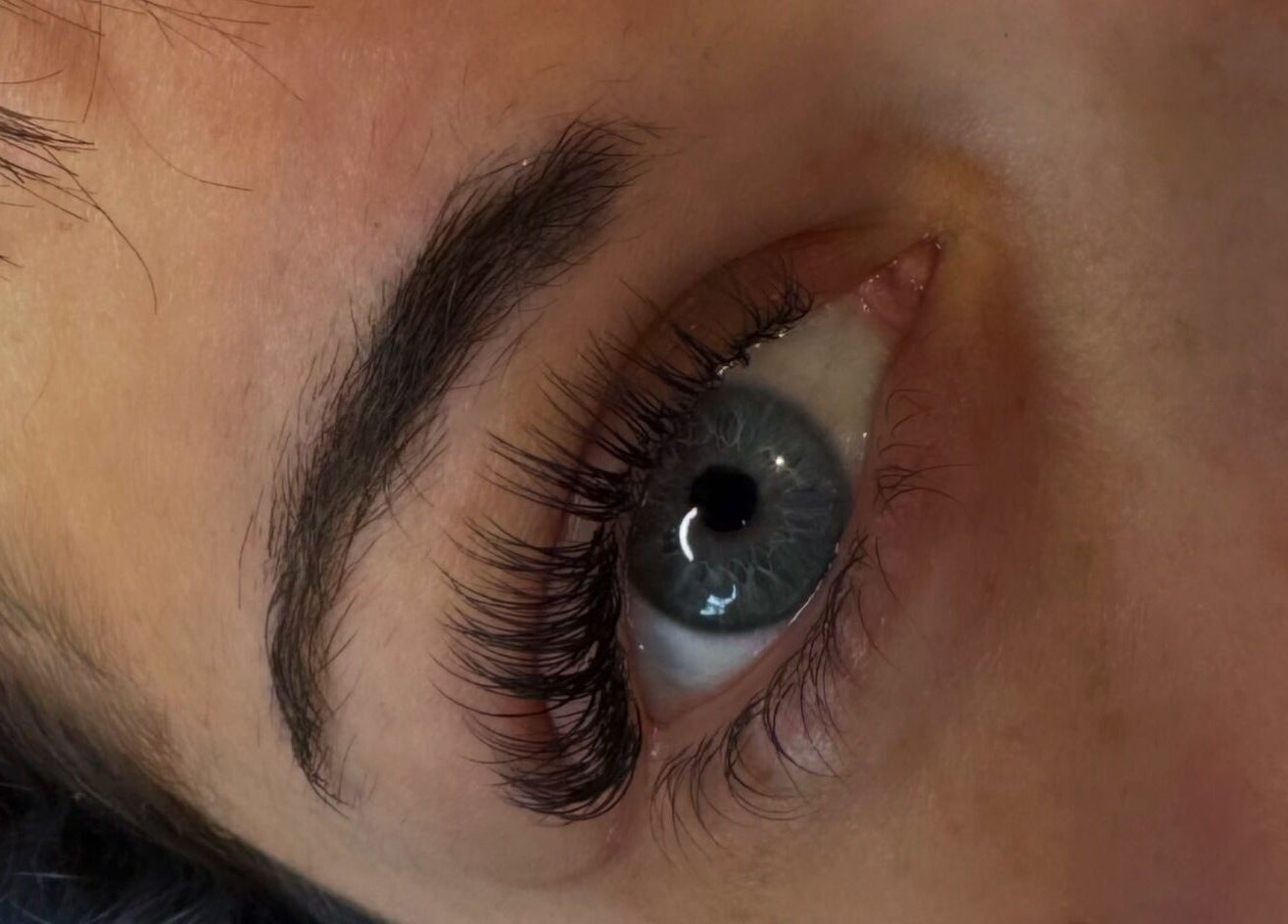 Extension de cils élégante à Studio Nipawan, Montréal, Québec, CA. Vue rapprochée sur un œil sublimé.