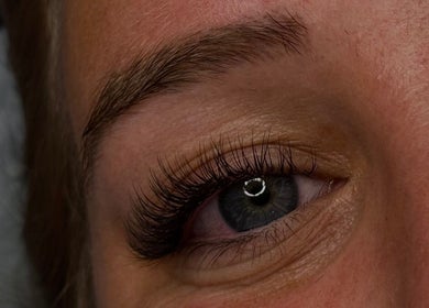 Extension de cil chez Studio Nipawan à Montréal, Québec, CA, montrant un regard magnifié et des cils volumineux.