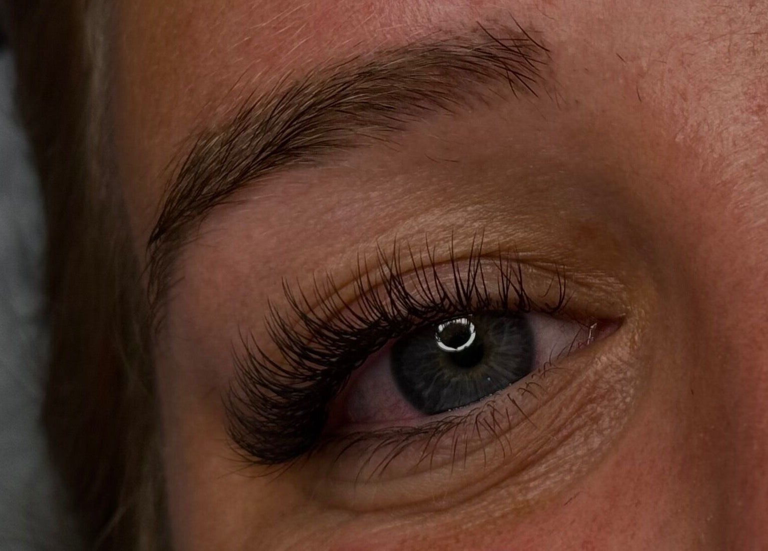 Extension de cil chez Studio Nipawan à Montréal, Québec, CA, montrant un regard magnifié et des cils volumineux.