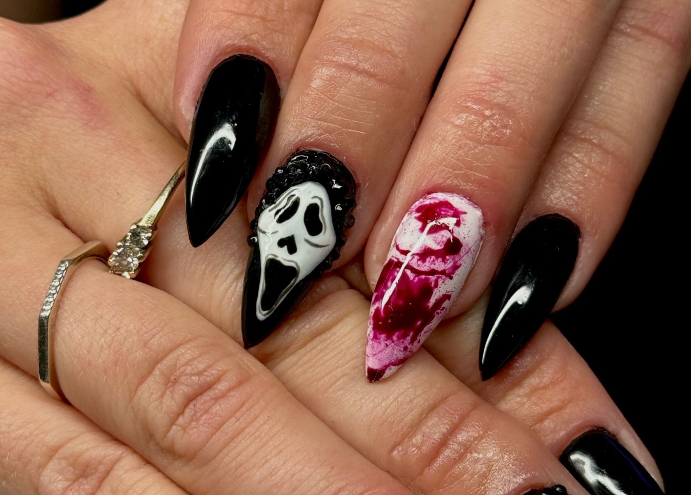 Manucure artistique à Studio Nipawan, Montréal, Québec, CA avec motifs d'horreur détaillés.