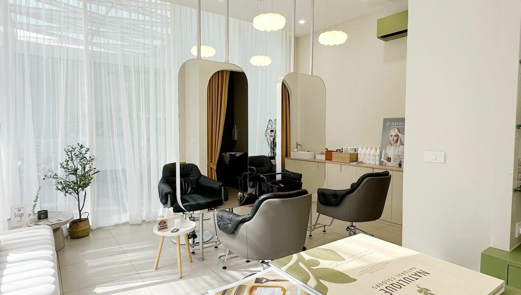 Modern salon at Haho Hair, Krung Thep Maha Nakhon. Stylish chairs, elegant lighting, and serene ambiance.