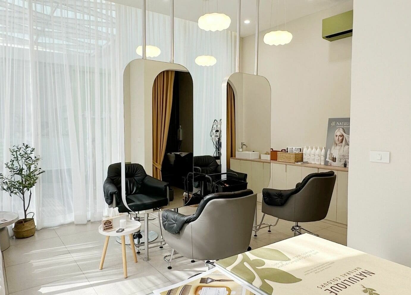Modern salon at Haho Hair, Krung Thep Maha Nakhon. Stylish chairs, elegant lighting, and serene ambiance.