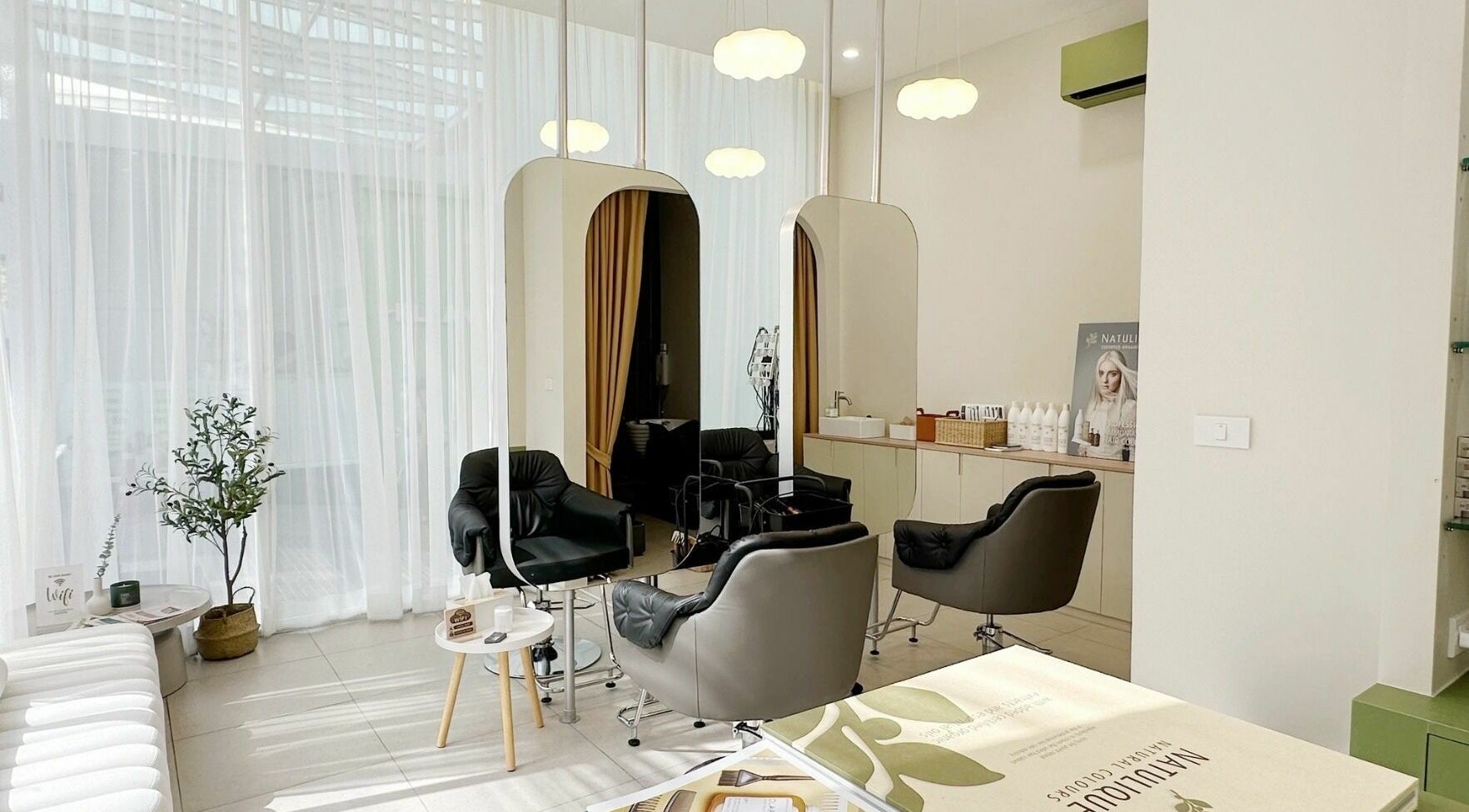 Modern salon at Haho Hair, Krung Thep Maha Nakhon. Stylish chairs, elegant lighting, and serene ambiance.