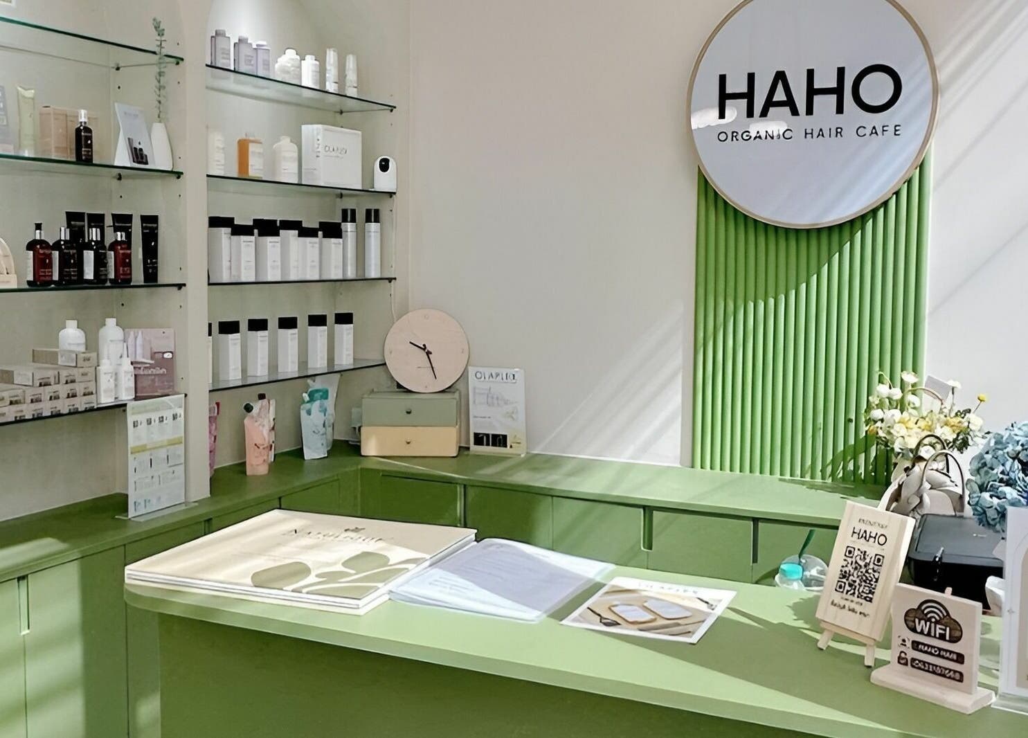 Modern reception at Haho Hair in Krung Thep Maha Nakhon, showcasing sleek product displays and inviting decor.