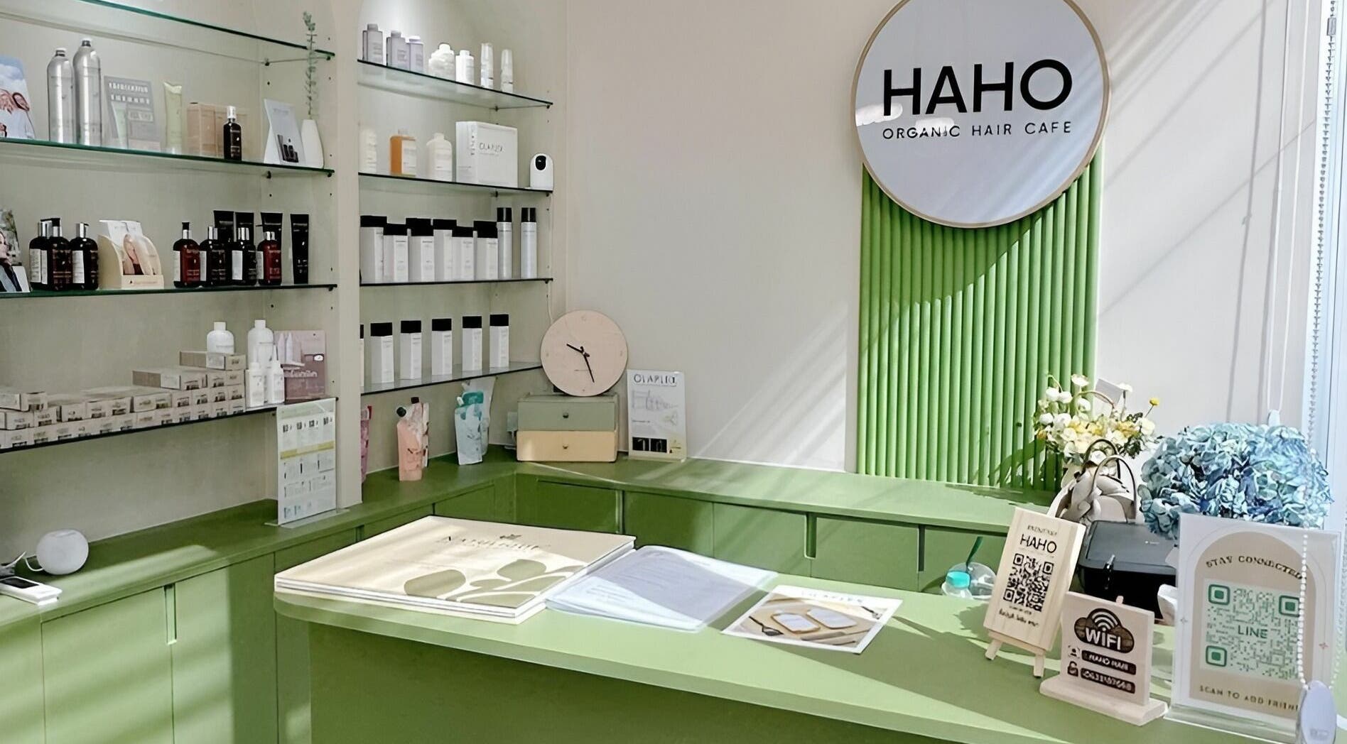 Modern reception at Haho Hair in Krung Thep Maha Nakhon, showcasing sleek product displays and inviting decor.