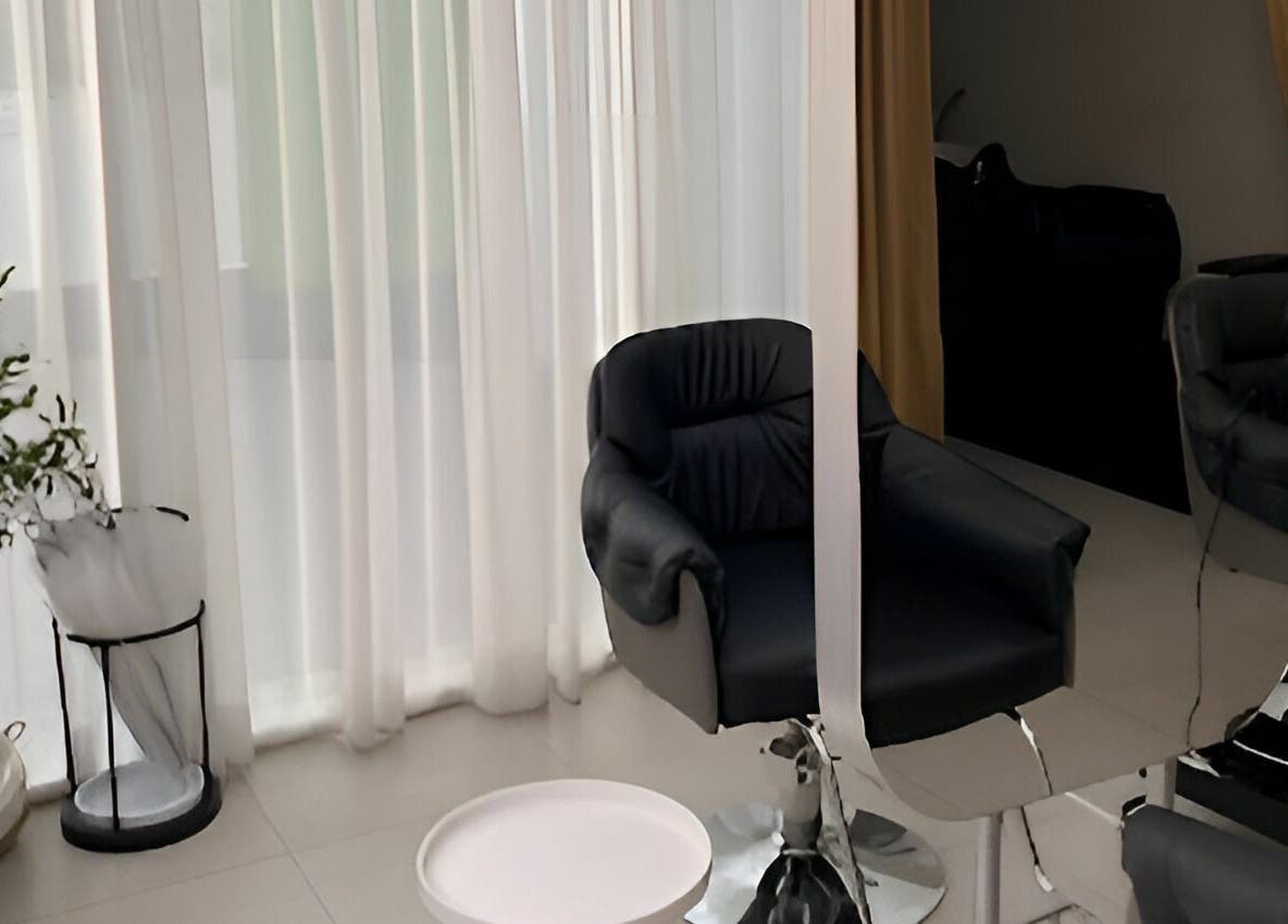 Modern salon chair and decor at Haho Hair, Krung Thep Maha Nakhon, TH, offering a serene atmosphere.