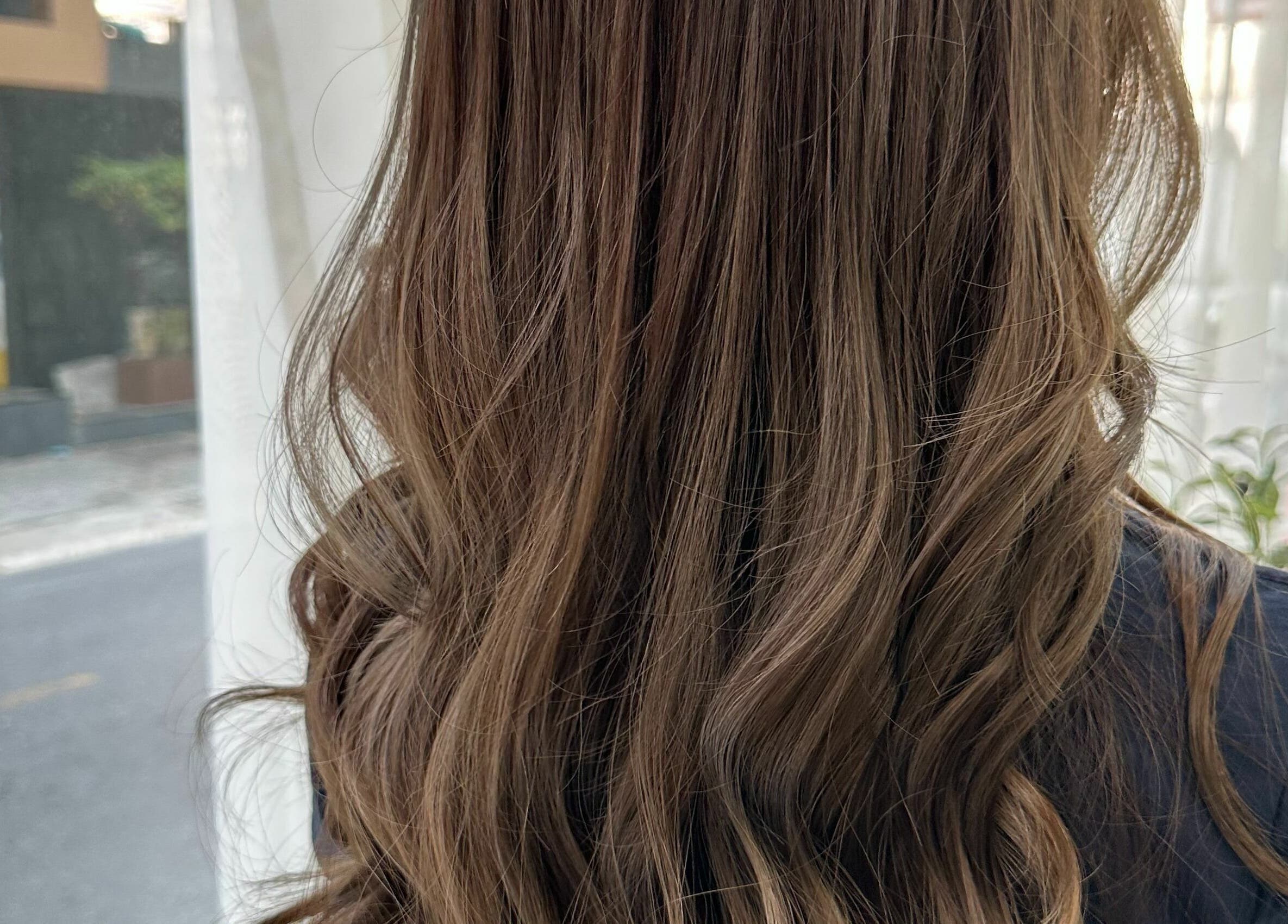 Close-up of wavy brown hair at Haho Hair, Krung Thep Maha Nakhon, TH, showcasing styling expertise.