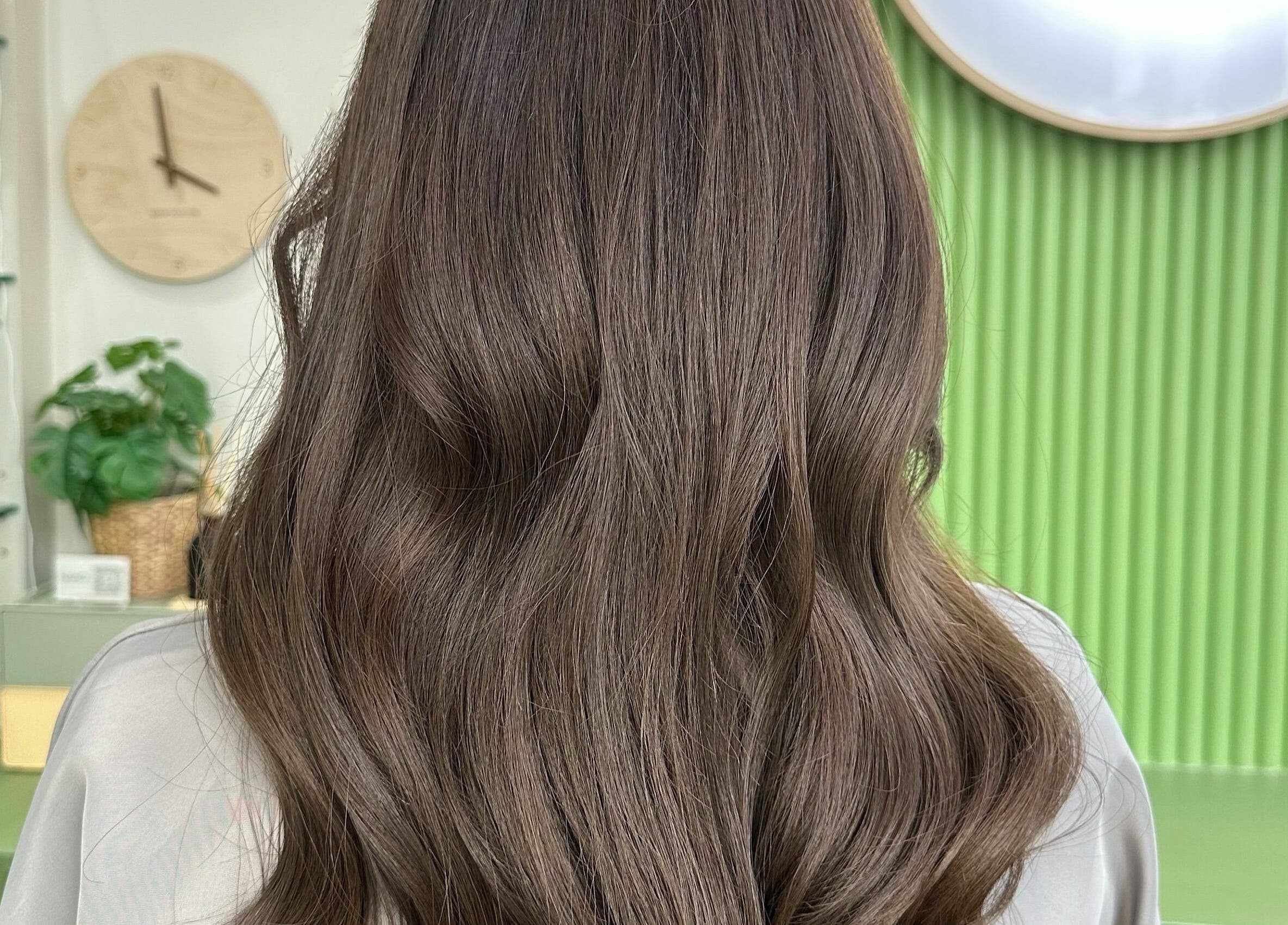 Luxurious hair treatment at Haho Hair, Krung Thep Maha Nakhon, TH. Beautiful glossy curls and healthy shine.