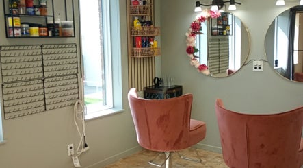 Espace élégant de TresseXtension & beauty à Shawinigan, Québec, CA avec miroir et fauteuil rose.