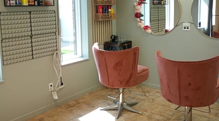 Fauteuils élégants et miroir à Tresse Xtension & Beauty, Shawinigan, Québec, CA.