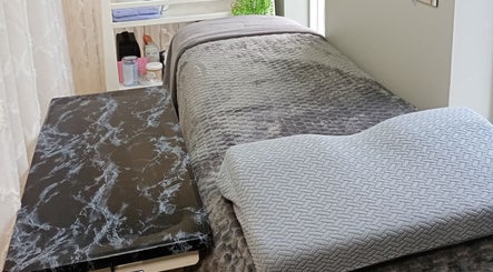 Lit de soins chic chez Tresse Xtension & Beauty, Shawinigan, Québec, CA, pour une expérience détente.