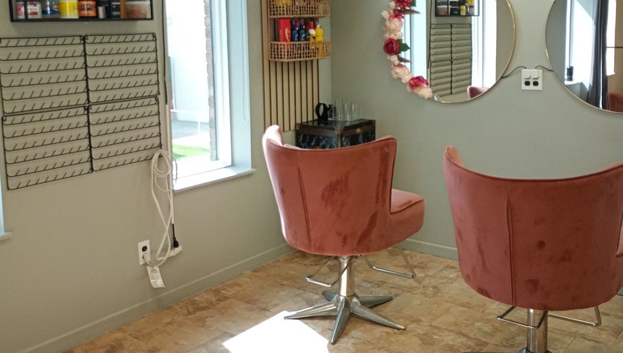 Fauteuils de salon élégants chez Tresse Xtension & Beauty à Shawinigan, Québec, CA.