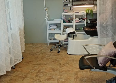 Espace de beauté confortable à Tresse Xtension & Beauty, Shawinigan, Québec, CA, avec fauteuil de soin.