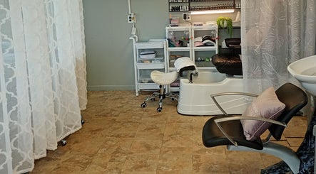 Espace de beauté confortable à Tresse Xtension & Beauty, Shawinigan, Québec, CA, avec fauteuil de soin.