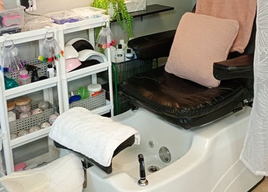 Station de manucure moderne à Tresse Xtension & Beauty, Shawinigan, Québec, CA, avec fauteuil massant.