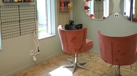 Chaises en velours rose au salon TresseXtension & Beauty by Iza, Shawinigan, Québec, CA.