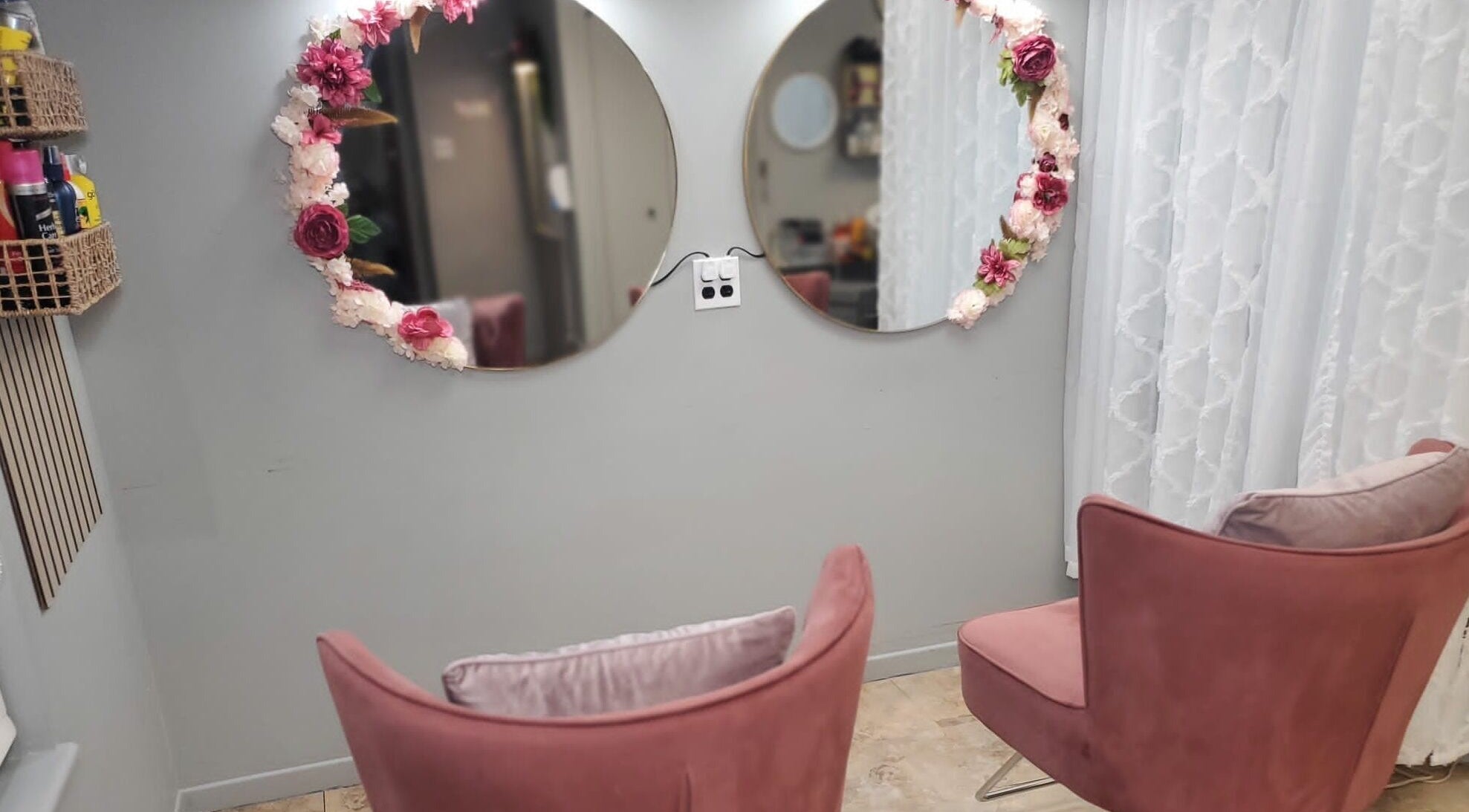 Coin beauté avec miroirs décorés et fauteuils roses à TresseXtension & Beauty by Iza, Shawinigan, Québec, CA.