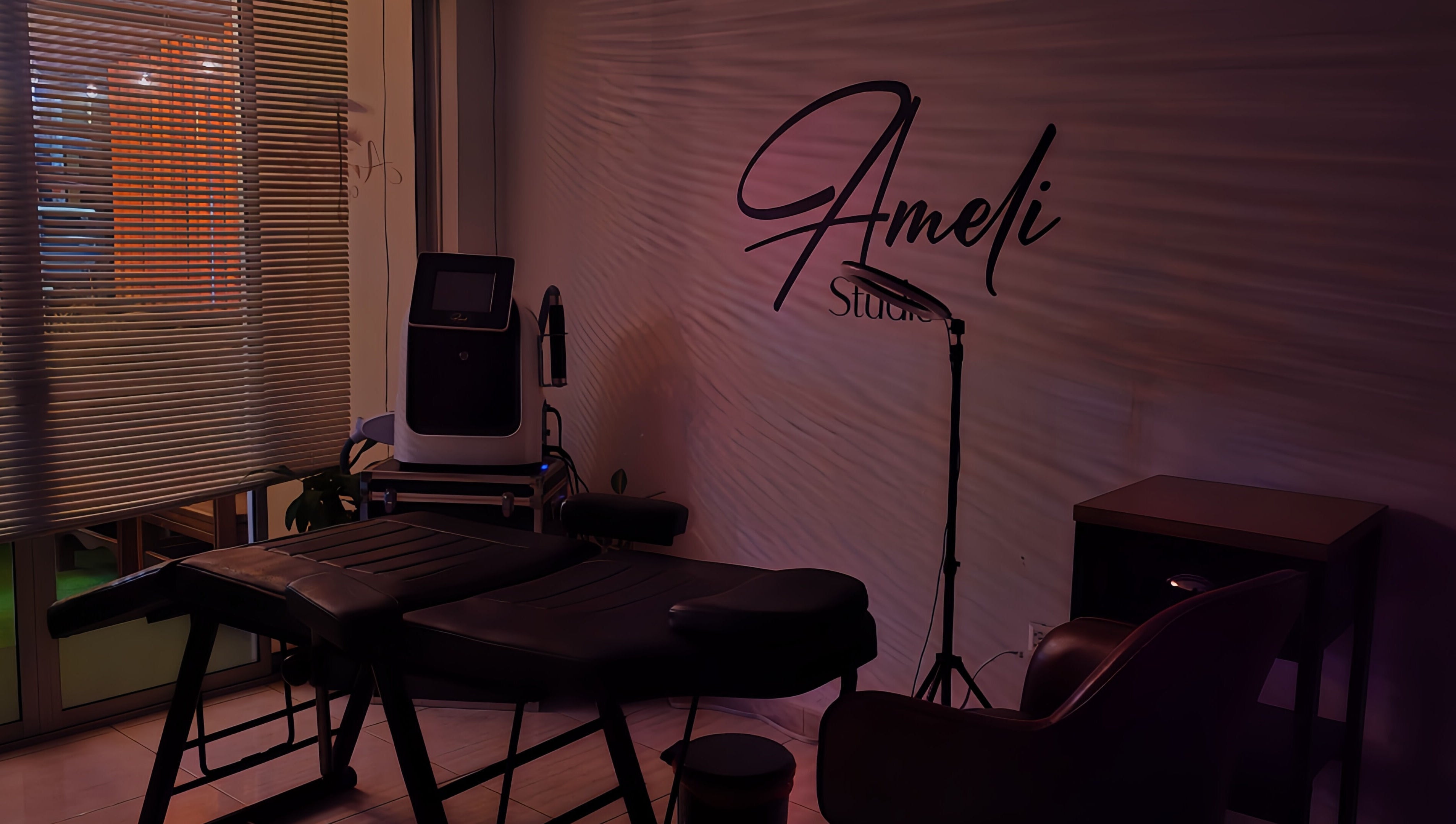 Sala de tratamientos en Ameli Studio, Manizales, Caldas, CO, equipada para bienestar y relajación.