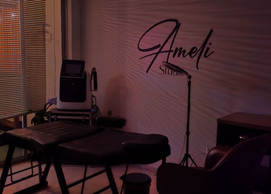 Sala de tratamientos en Ameli Studio, Manizales, Caldas, CO, equipada para bienestar y relajación.