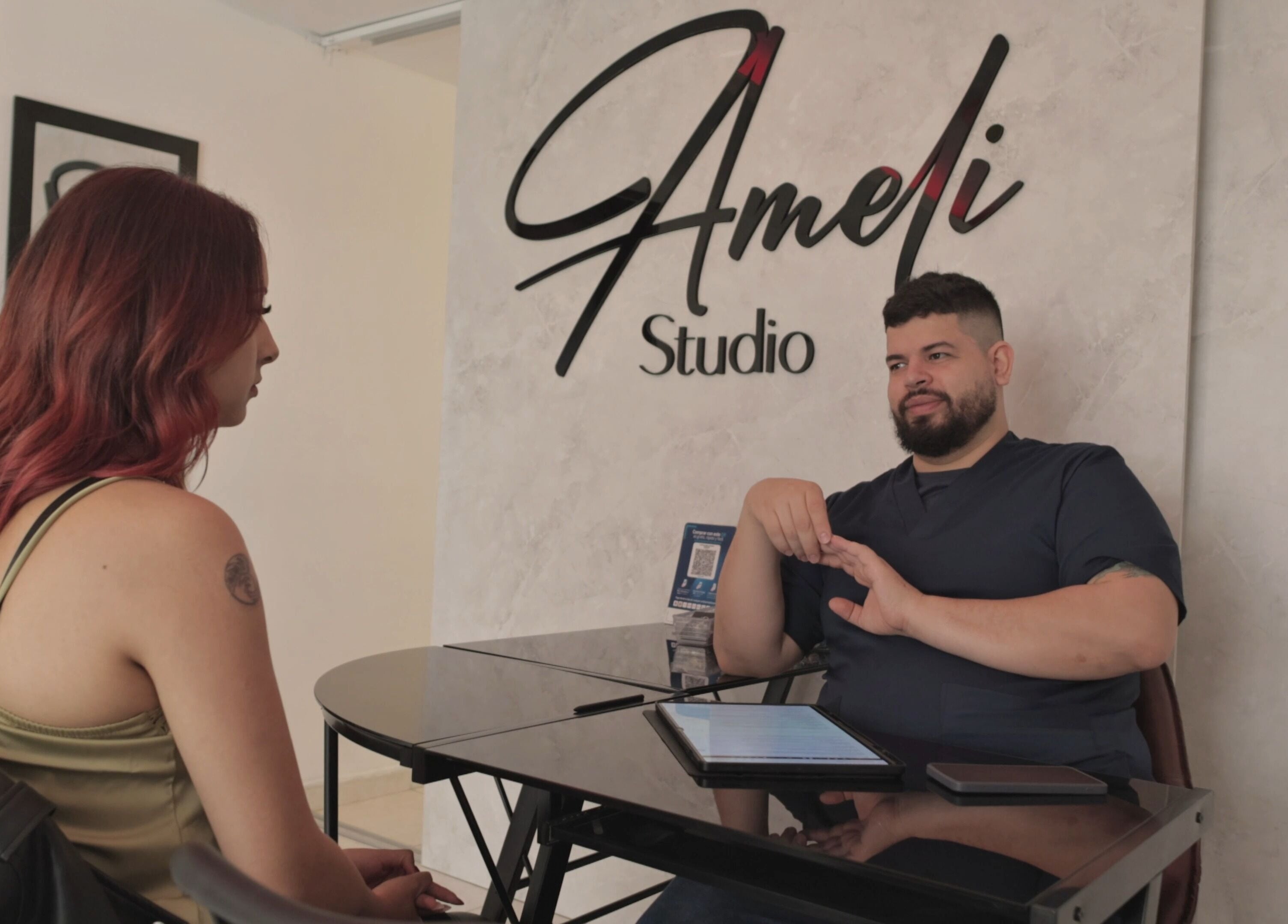 Cliente en consulta en Ameli Studio, Manizales, Caldas, CO, con decorado moderno.