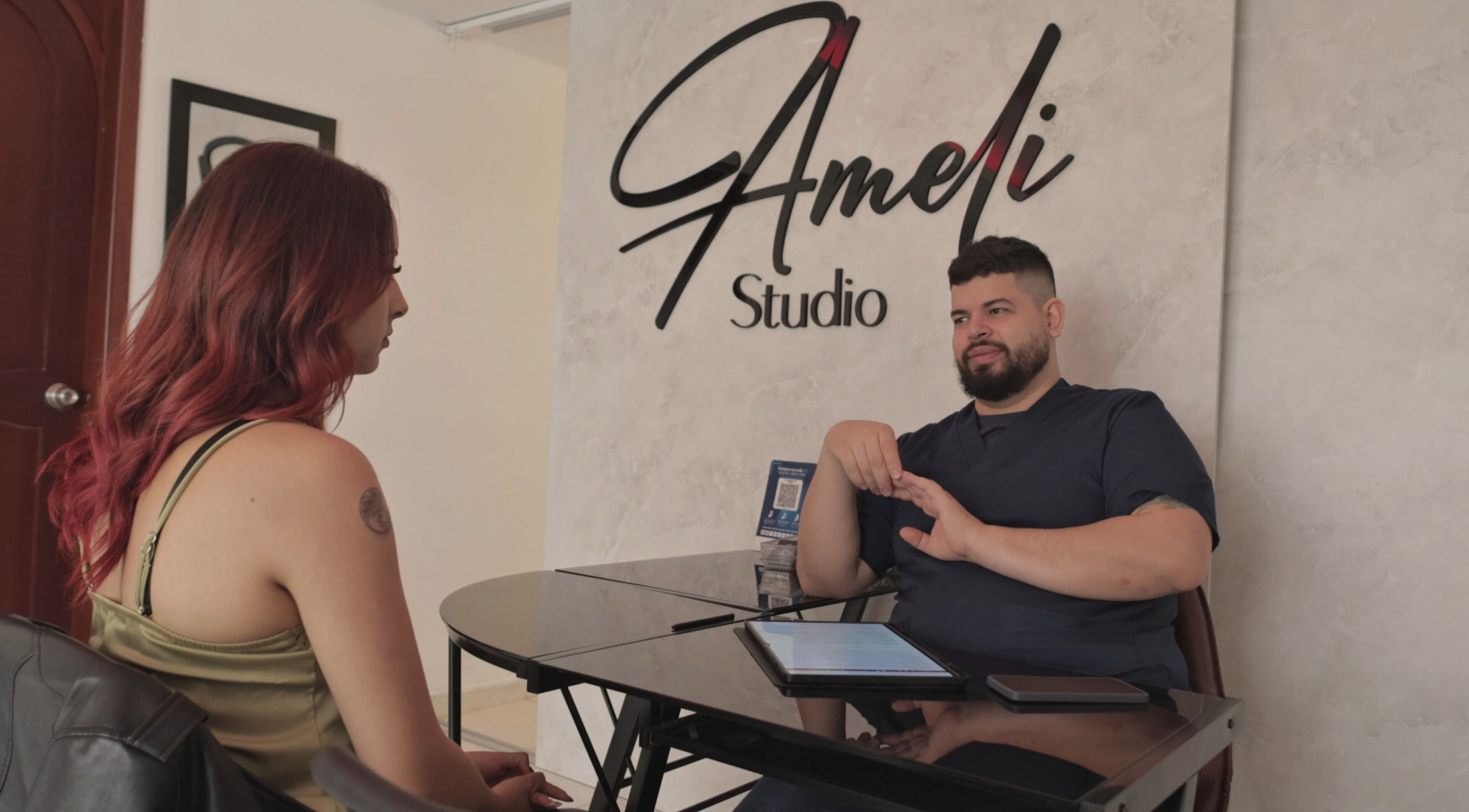 Cliente en consulta en Ameli Studio, Manizales, Caldas, CO, con decorado moderno.