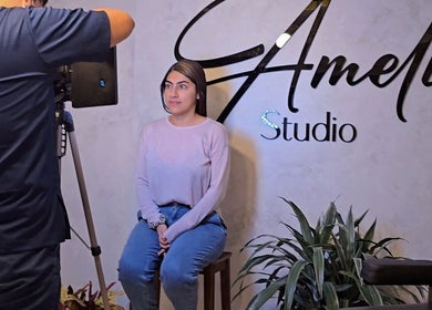 Fotógrafo capturando un retrato en Ameli Studio, Manizales, Caldas, CO. Ambiente elegante y profesional.