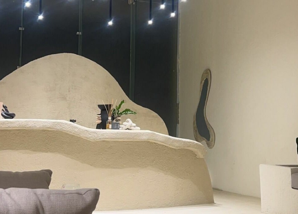 Elegant reception at Ivory Nail Spa, Bisha, Aseer Province, SA, featuring minimalist decor and ambient lighting.