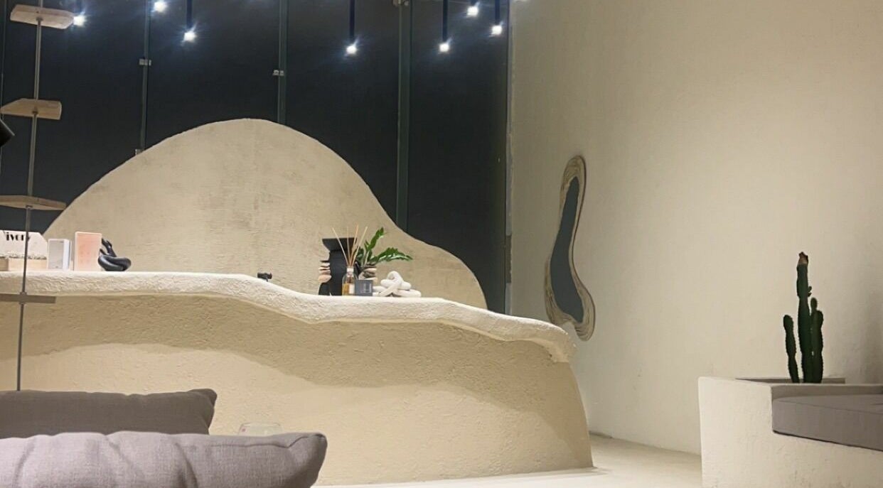 Elegant reception at Ivory Nail Spa, Bisha, Aseer Province, SA, featuring minimalist decor and ambient lighting.