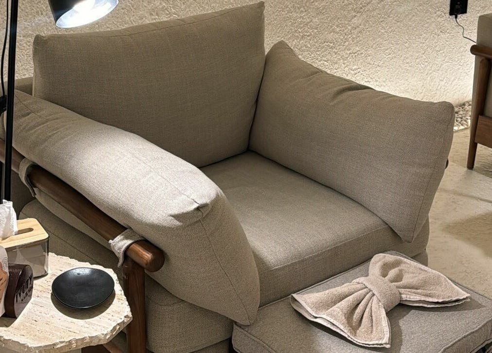 Ivory Nail Spa's inviting seating area in Bisha, Aseer Province, SA, featuring plush chairs and soft lighting.