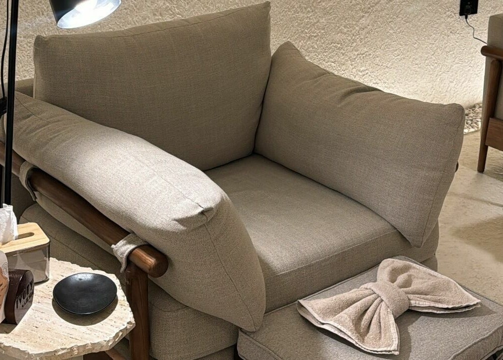 Ivory Nail Spa's inviting seating area in Bisha, Aseer Province, SA, featuring plush chairs and soft lighting.