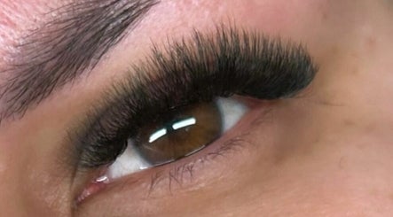 Ulis Studio Lashes Brows LLC image 2