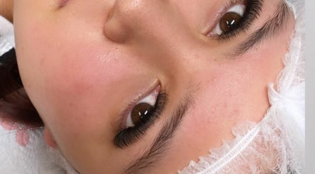 Ulis Studio Lashes Brows LLC image 3