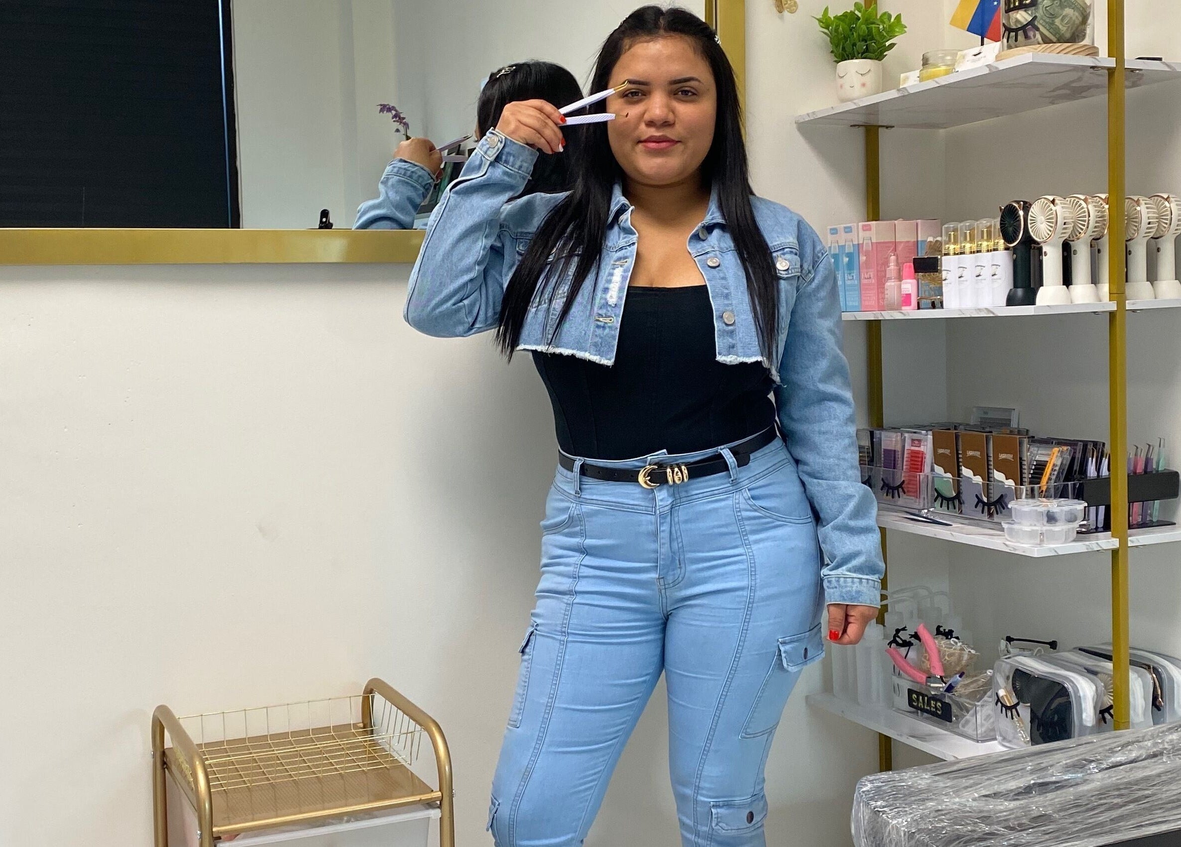 Especialista en cejas en Ulis Studio Lashes Brows LLC, Lexington, Kentucky, US mostrando herramientas de belleza.