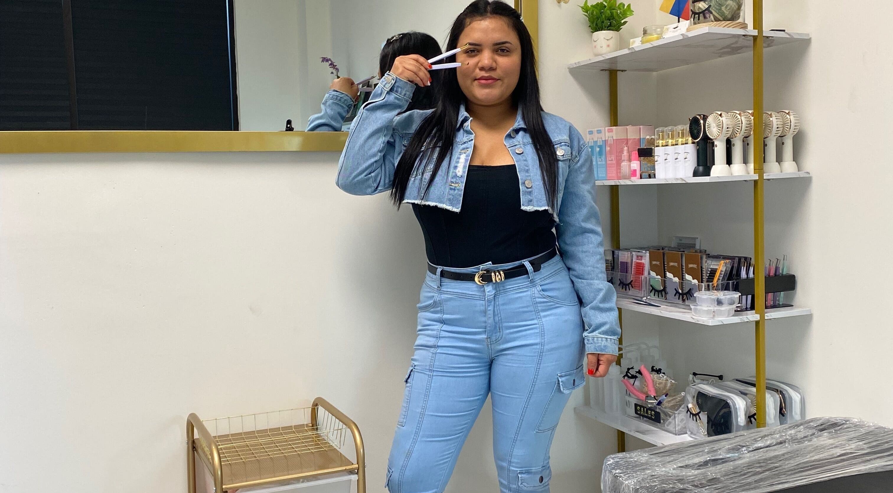 Especialista en cejas en Ulis Studio Lashes Brows LLC, Lexington, Kentucky, US mostrando herramientas de belleza.