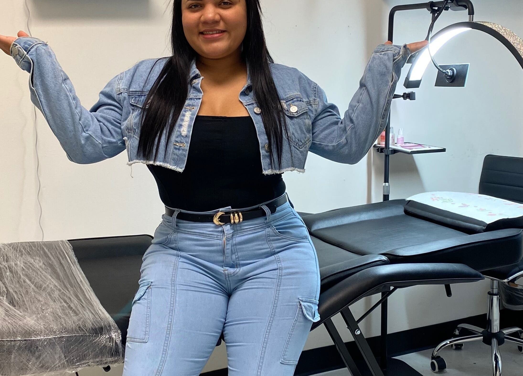 Interior moderno de Ulis Studio Lashes Brows LLC en Lexington, Kentucky, US, con personal listo para atender.