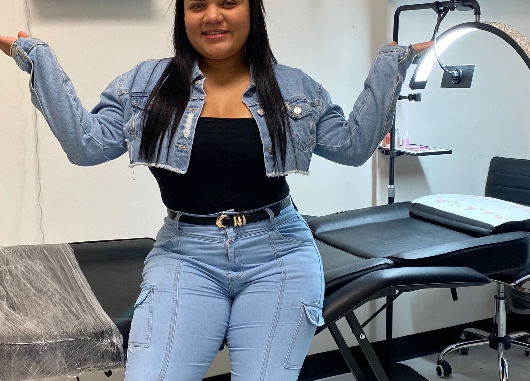 Interior moderno de Ulis Studio Lashes Brows LLC en Lexington, Kentucky, US, con personal listo para atender.