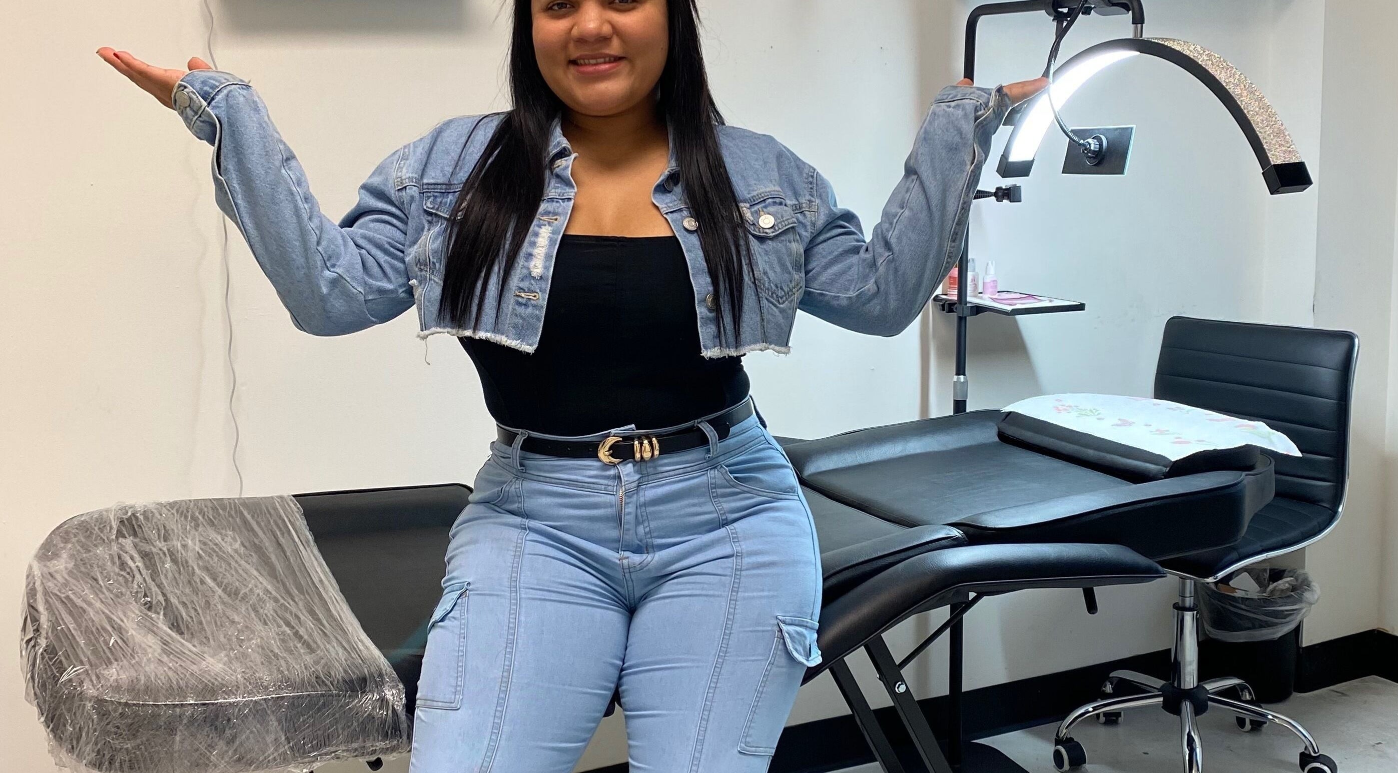 Interior moderno de Ulis Studio Lashes Brows LLC en Lexington, Kentucky, US, con personal listo para atender.