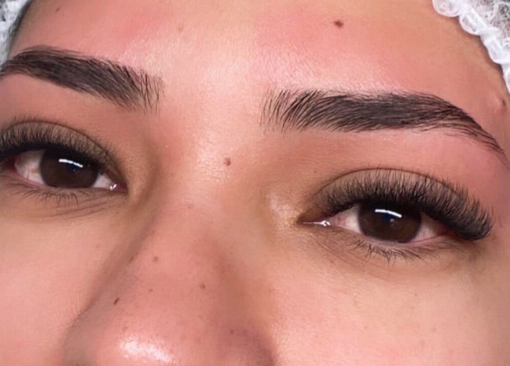 Cejas y pestañas expertamente arregladas en Ulis Studio Lashes Brows LLC, Lexington, Kentucky, US.