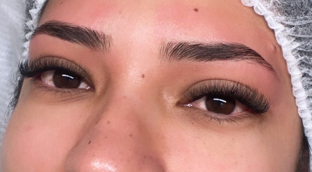 Cejas y pestañas expertamente arregladas en Ulis Studio Lashes Brows LLC, Lexington, Kentucky, US.