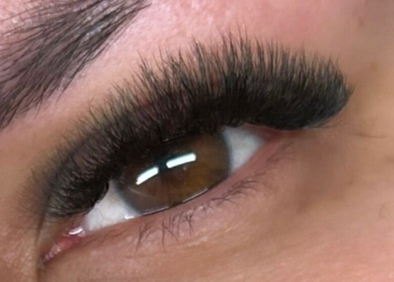 Primer plano de extensiones de pestañas en Ulis Studio Lashes Brows LLC, Lexington, Kentucky, US.