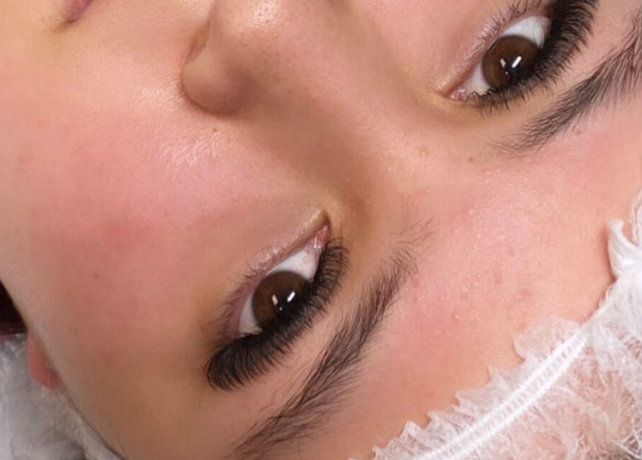 Extensiones de pestañas en Ulis Studio Lashes Brows LLC en Lexington, Kentucky, US. Realce natural del ojo.